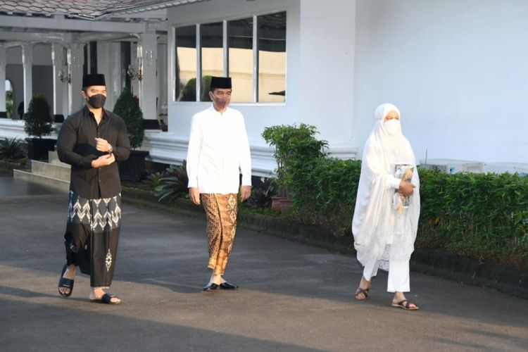 Presiden Joko Widodo, Ibu Iriana Joko Widodo dan Kaesang Pangarep bersiap melaksanakan shalat Idul Fitri di halaman Gedung Agung, Istana Kepresidenan Yogyakarta, pada Senin (2/5/2022) bertepatan dengan 1 Syawal 1443 Hijriah.