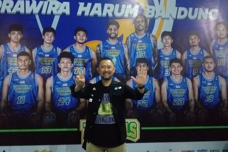 Artis Ronal Surapradja turut hadir di GOR C-Tra Arena, Bandung, saat Prawira Bandung mengalahkan Pelita Jaya Bakrie Jakarta dengan skor dalam laga final gim kedua IBL 2023, Sabtu (22/7/2023).
