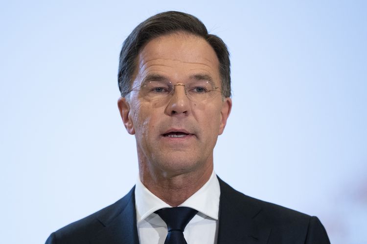 Perdana Menteri Belanda Mark Rutte saat meminta maaf atas nama pemerintahannya, untuk perbudakan dan jual-beli budak yang dilakukan negaranya di masa lalu, dalam pidato di National Archives, Den Haag, Senin (19/12/2022). Permintaan maaf Rutte tetap dilakukan meski para kelompok aktivis memintanya menunggu sampai 1 Juli 2023 agar bertepatan dengan peringatan penghapusan perbudakan oleh Belanda.