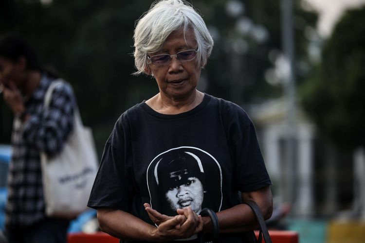 Aktivis mengikuti aksi kamisan ke-588 yang digelar oleh Jaringan Solidaritas Korban untuk Keadilan di depan Istana Merdeka, Jakarta Pusat, Kamis (13/6/2019). Mereka menuntut penyelesaian kasus-kasus pelanggaran hak asasi manusia (HAM) berat yang hingga kini belum ditangani.