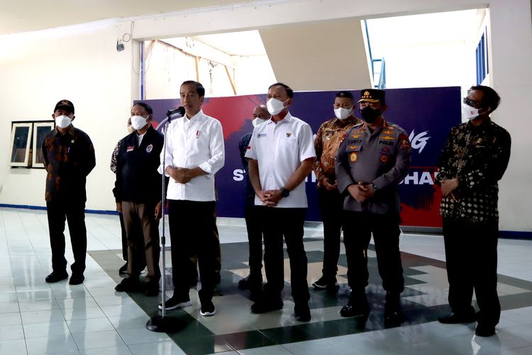 Presiden Joko Widodo (tengah) seusai meninjau stadion tragedi yang terjadi pada pekan ke-11 Liga 1 2022-2023 seusai pertandingan bertajuk Derbi Jawa Timur, Arema FC melawan Persebaya Surabaya di Stadion Kanjuruhan Kepanjen, Kabupaten Malang, Rabu (5/10/2022) siang.