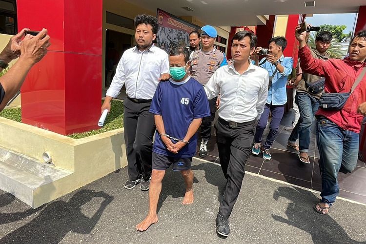 AR, oknum guru ngaji di Cilengkrang, Kabupaten Bandung, Jawa Barat yang melakukan pencabulan kepada belasan santriwati di Mapolresta Bandung, Senin (29/5/2023).