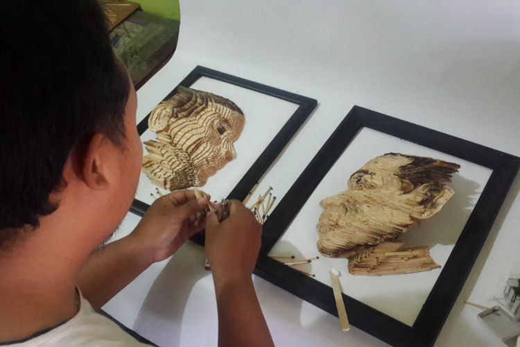 Khilmi Ardiansah saat membuat miniatur wajah Joko Widodo dan Prabowo Subianto melalui batang korek api kayu, Rabu (16/1/2019)