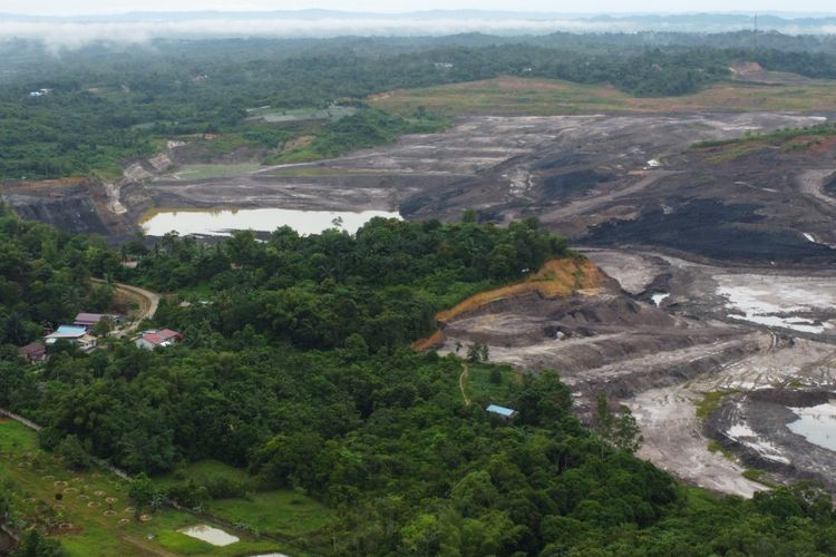 Sejumlah warga di Kelurahan Amborawang Darat, Kecamatan Samboja Barat, Kabupaten Kutai Kartanegara, mengaku kehilangan lahan yang diduga diserobot oleh perusahaan tambang batu bara, Senin (17/11/2025).