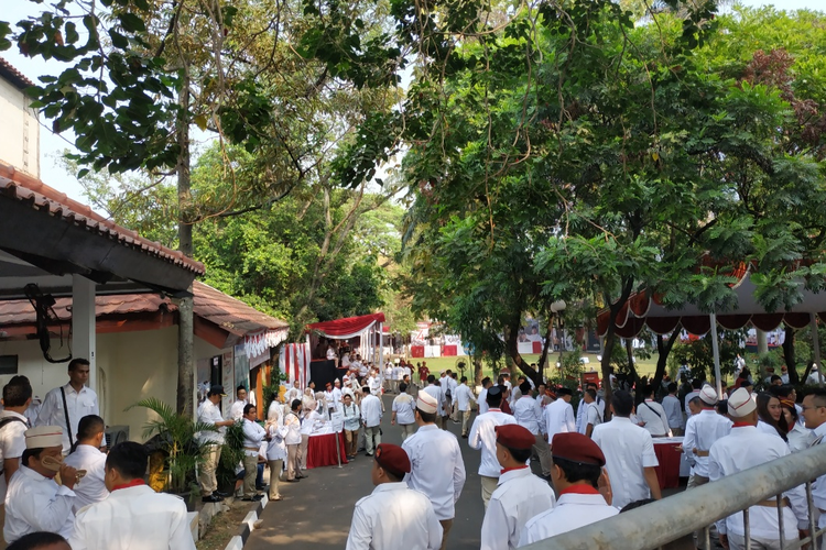 Kader Partai Gerindra, Sabtu (17/8/2019) pagi, berkumpul di halaman Kantor DPP Partai Gerindra, Jalan RM Harsono, Jakarta Selatan. Mereka sedang bersiap mengikuti upacara bendera dalam rangka memperingati hari kemerdekaan ke-74 RI. 
