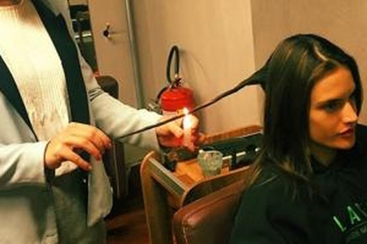 Supermodel Alessandra Ambrosio mengunggah foto dirinya pada akun Instagram yang sedang melakukan perawatan rambut dengan membakarnya menggunakan lilin menyala.
