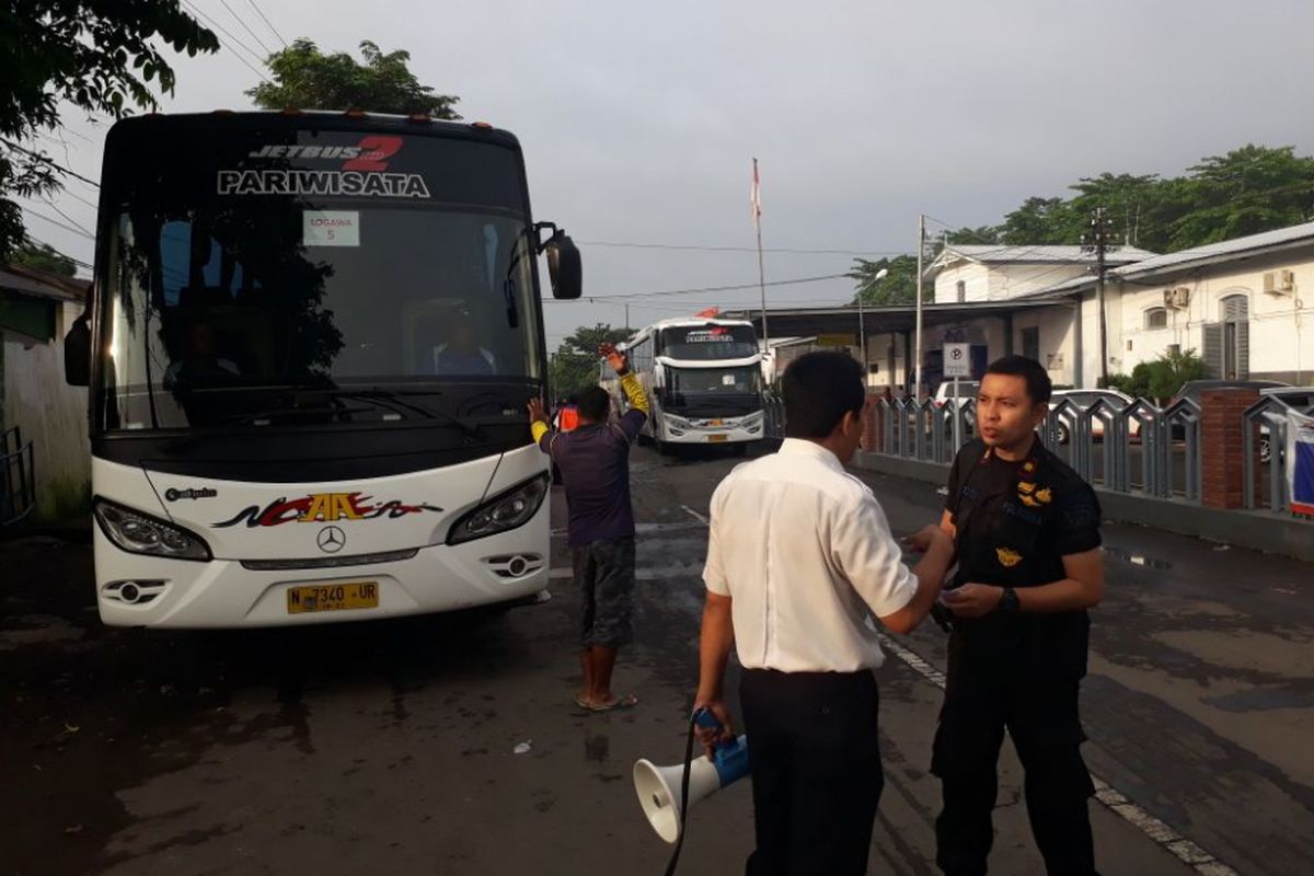 PT KAI Daerah Operasional IX Jember, Jawa Timur, menyiapkan 10 bus untuk mengangkut penumpang yang tertahan di Stasiun Porong, Akibat banjir yang menggenangi wilayah Porong dan Tanggulangin, Senin (27/11/2017).