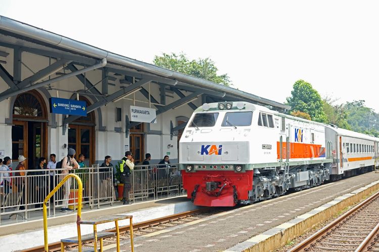 Terlihat rangkaian Commuter Line Garut (Purwakarta?Cibatu?Garut) memasuki Stasiun Purwakarta, Jawa Barat