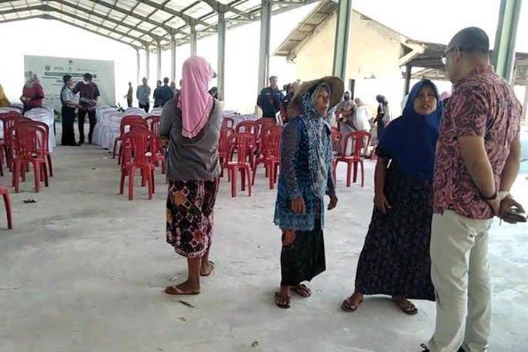Para warga perempuan di sekitar Tempat Pengelolaan Sampah Terpadu (TPST) Desa Buluh, Kecamatan Socah Bangkalan memasuki lokasi acara Penandatangan Kerjasama terkait Operasional TPST, Rabu (28/9/2022). (SURYA/Ahmad Faisol)