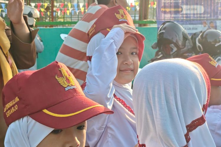 Anak Masuk Hari Pertama Sekolah, Ayah di Gresik Sempatkan Antar Sebelum Berangkat Kerja