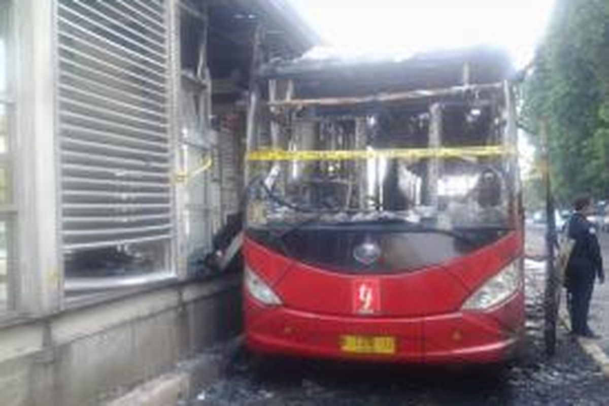 Sebagian Halte Masjid Agung ikut terbakar akibat kebakaran Transjakarta di depan Masjid Agung Al-Azhar, Jalan Sisimangaraja, Jakarta Selatan, Kamis (28/8/2014).