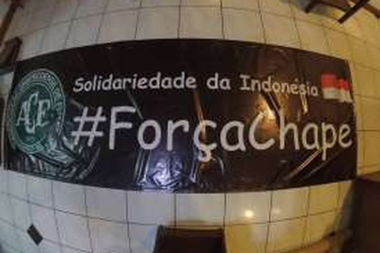 Spanduk dukungan untuk Chapecoense bakal menghiasi pertandingan antara Indonesia dan Vietnam pada semifinal Piala AFF 2016 di Stadion Pakansari, Sabtu (3/12/2016).