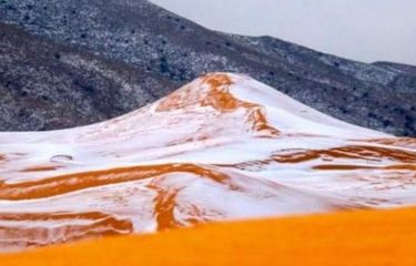 Setelah hampir 40 tahun salju kembali turun di gurun Sahara, Afrika Utara tepatnya di dekat kota Ain Sefra, Aljazair.