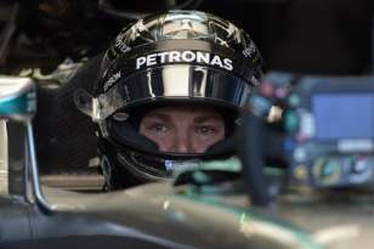 Pebalap Mercedes asal Jerman, Nico Rosberg, bersiap di dalam mobil sebelum menjalani sesi latihan pertama GP Singapura di Sirkuit Marina Bay Street, Jumat (16/9/2016).