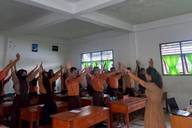 Kisah Erlina, Guru Asal Sumbar yang Menulis Banyak Buku hingga Jadi Idola Murid