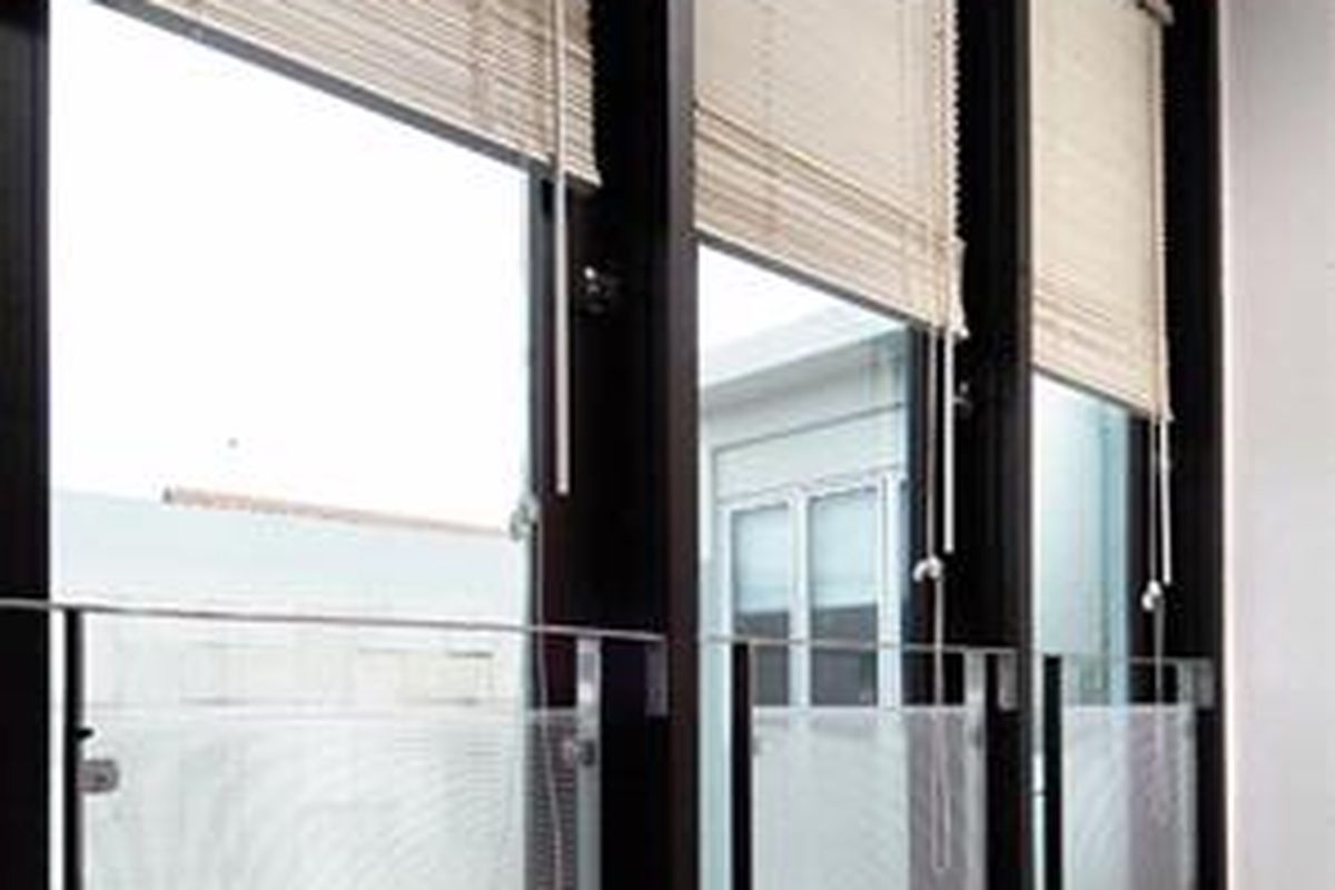 Window blind memiliki berbagai jenis bahan dan model. Fungsinya untuk menghalau sinar matahari. Selain itu, juga membuat tampilan jendela makin menarik.