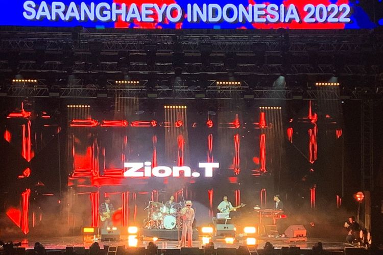 Penyanyi hip-jopnZion.T dalam acara festival musik Saranghaeyo Indonesia 2022 yang berlangsung di Istora Senayan, Jakarta Pusat, Sabtu (10/12/2022). 