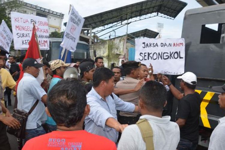 Ricuh, usai sidang perdana dugaan korupsi pembangunan Masjid Raya Sula dengan terdakwa mantan bupati Kepulauan Sula, Ahmad Hidayat Mus di Pengadilan Tipikor Ternate, Maluku Utara, Selasa (31/1/2017)