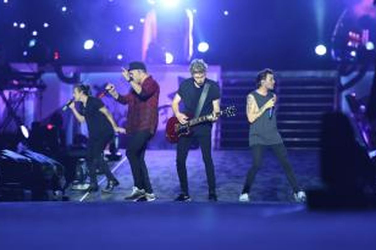 Boyband One Direction tampil dalam konser On The Road Again Tour 2015 di Stadion Utama Gelora Bung Karno, Senayan, Jakarta Pusat, Rabu (25/3/2015) malam.