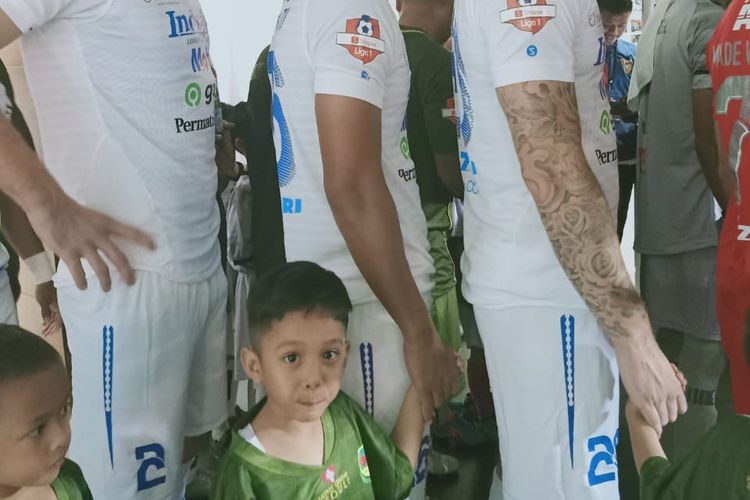 Bocah asal Bogor, Didier (kaus hijau)) saat menjadi player escort dalam laga PS Tira-Persikabo melawan Persib Bandung dalam lanjutan laga Liga 1 di Stadion Pakansari, Cibinong, Kabupaten Bogor, Sabtu (14/9/2019).