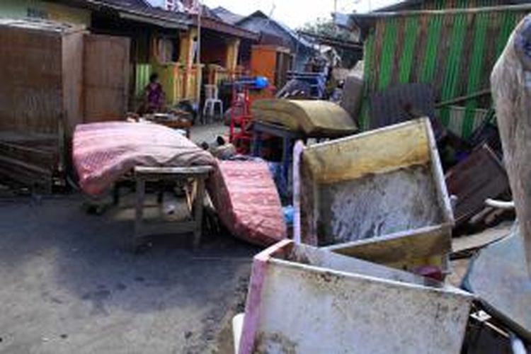 Dua pekan paskah banjir bandang menerjang Manado, kondisi wilayah yang diterjang banjir terlihat masih berantakan.