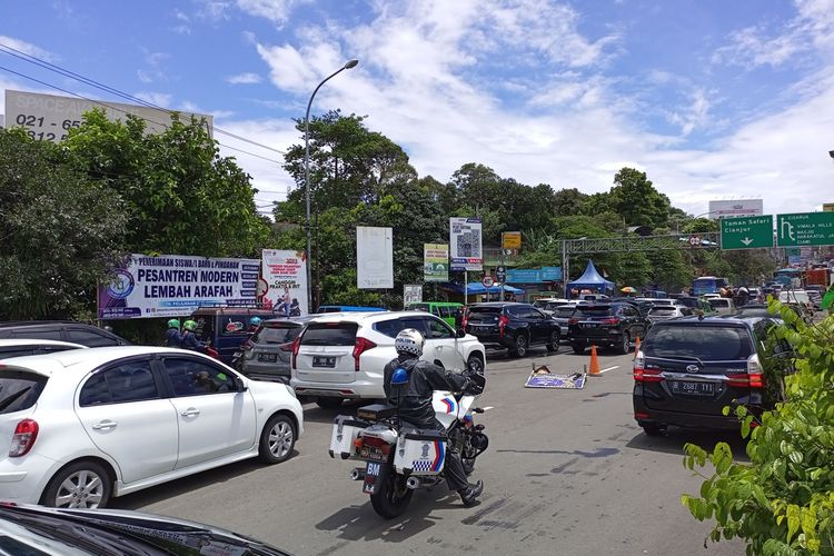 Arus lalu lintas kendaraan di Jalur Puncak Bogor, Jawa Barat, kembali padat pada hari kedua libur panjang atau Minggu (27/2/2022) siang.