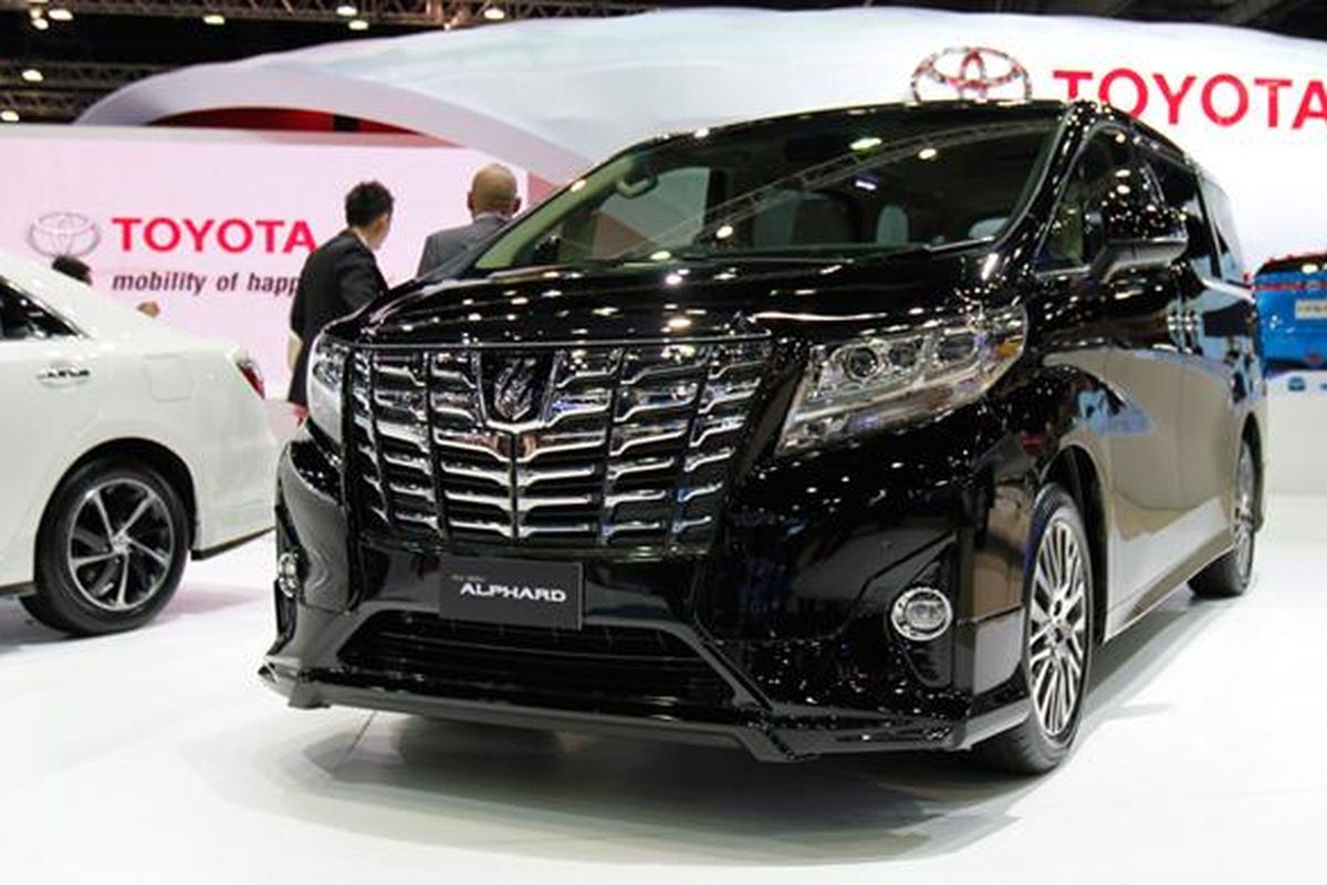 Toyota Alphard terbaru dengan gril besar debut ASEAN di Bangkok Motor Show 2015.