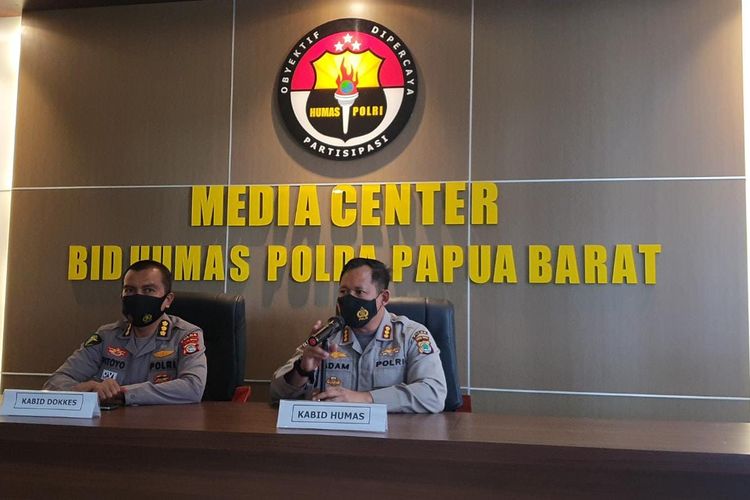 Kepala Bidang Humas dan Kabiddokes Polda Papua Barat saat menyampaikan hasil identifikasi 2 Jenazah Korban Doubel O di Markas Polda Papua Barat Jumat (11/2-2022)