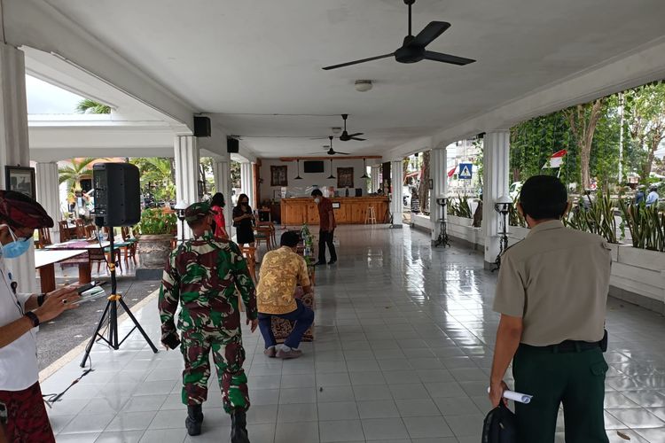 Salah satu lokasi isoter yang berada di Jl Letda Tantular Denpasar ditutup usai kasus Covid-19 di Denpasar Menurun