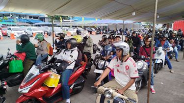 Pemudik Motor Membeludak di Pelabuhan Ketapang Jatim, Jumlahnya Melonjak 24 Persen