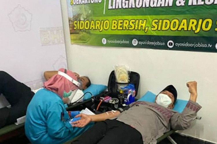 Bakal Calon Bupati Sidoarjo Bambang Haryo Soekartono saat donor darah, Senin (13/04/2020). 