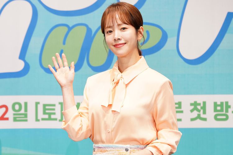 Aktris Han Ji Min di Konferensi Pers Drama Behind Your Touch yang Disiarkan Secara Daring, Kamis (10/8/2023)