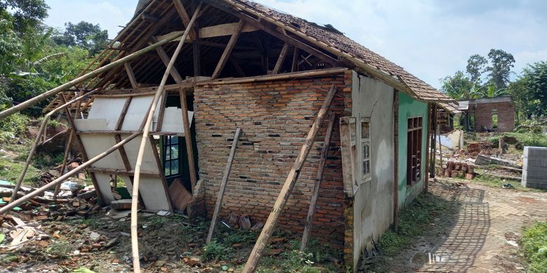 Bencana tanah bergerak terjadi di Kampung Jampang Cikoneng, Desa Sudamanik, Kecamatan Cimarga, Lebak, Banten.