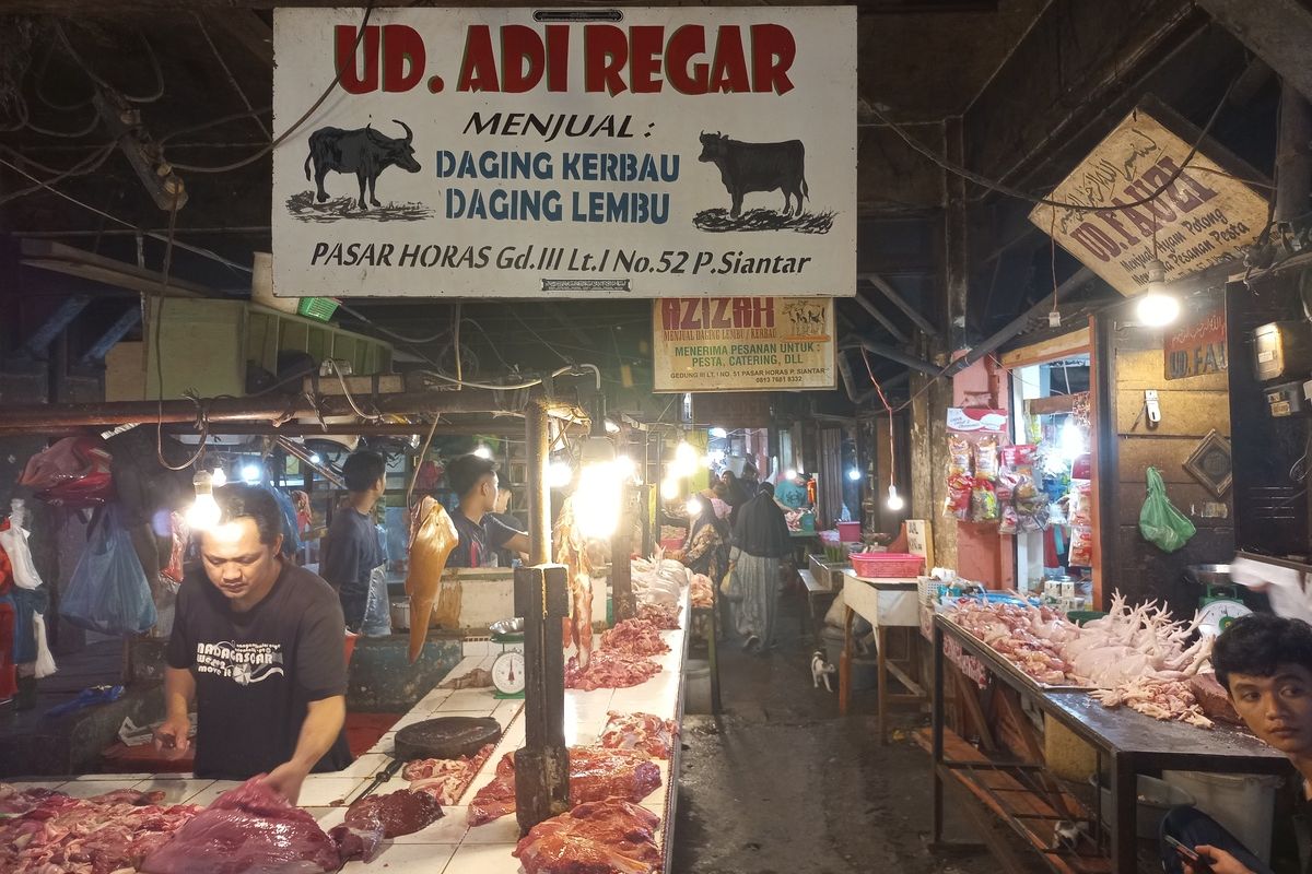 Foto: Pedagang daging sapi dan daging ayam di Pasar Horas Jaya Gedung III Lantai I Kota Pematangsiantar, Sumut, Kamis (28/4/2022).