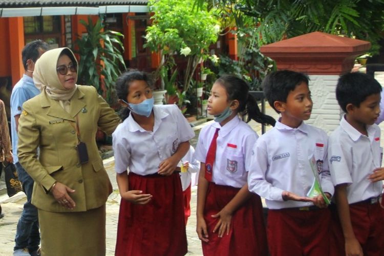 Kepala Dinas Pendidikan Kota Salatiga Nunuk Dartini memberi pembekalan untuk pelajaran