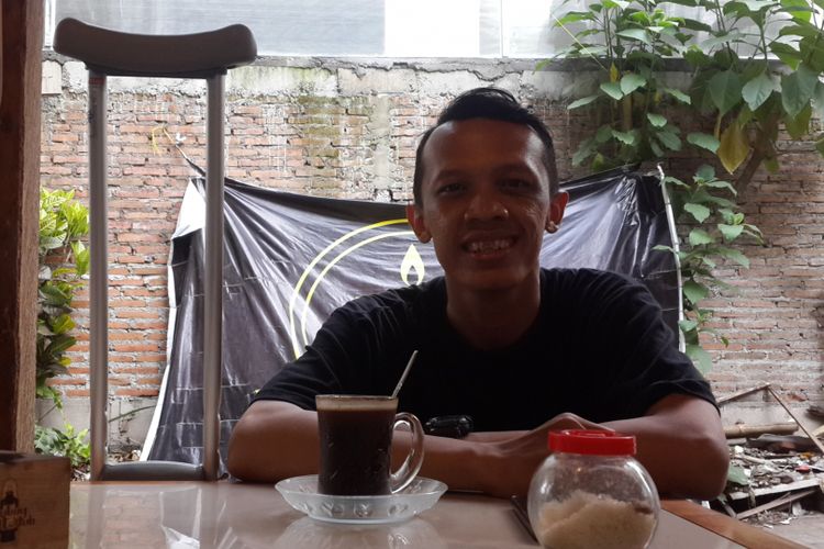 Arif Setyo Budi (30), B-Boy kaki satu saat ditemui di Kedai Gubug Kayu, sebuah kedai kopi miliknya di Jalan Gresik 1E Kota Malang, Senin (6/11/2017).