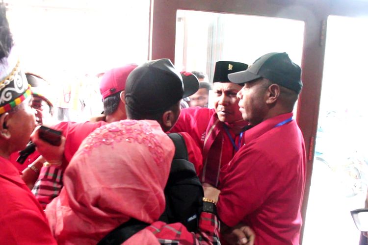 Ketua DDP Partai PDIP Papua Barat Daya  saat Melerai Keributan