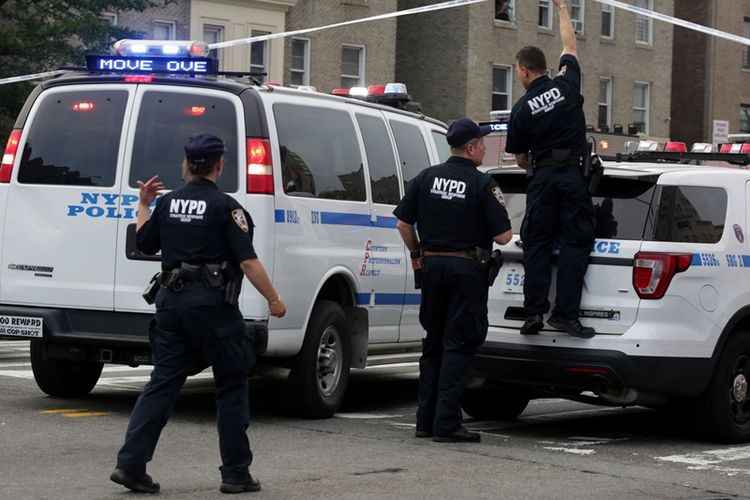 Para petugas kepolisian berjaga di luar RS Bronx-Lebanon, New York usai penembakan yang menewaskan satu orang dokter, Jumat (30/6/2017) sore.