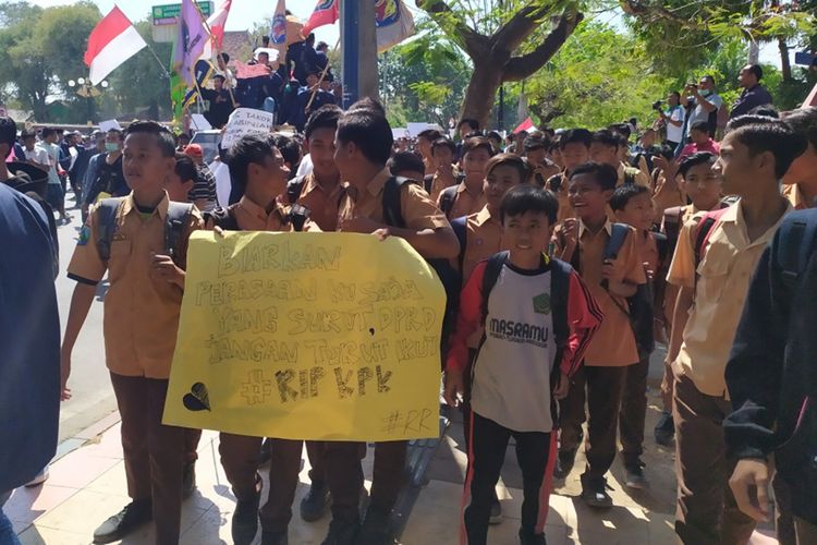 Pelajar tingkat SMP dan SMA di Kabupaten Pamekasan mengikuti unjuk rasa ke kantor DPRD Pamekasan, Jumat (27/9/2019).