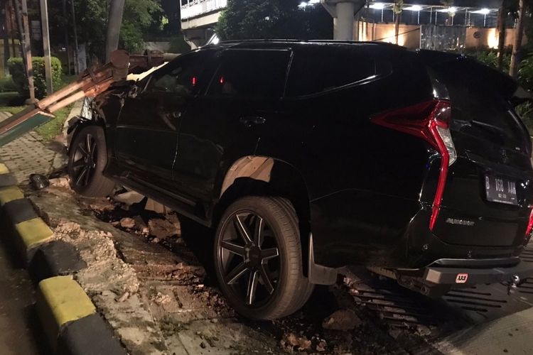 Mobil Mitsubishi Pajero menabrak pembatas jalan dan tiang taman di Jalan Sultan Agung arah Utara tepatnya di dekat halte Manggarai, Jakarta Selatan, Jumat (7/1/2022) dini hari.