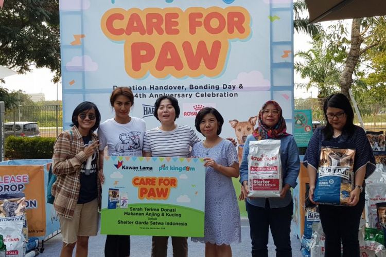 Penyerahan donasi makanan untuk anjing dan kucing dari Pet Kingdom untuk Garda Satwa Indonesia, Pet Kingdom, Alam Sutera, Tangerang.