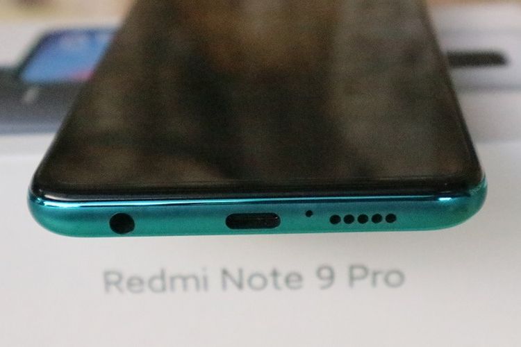 Sisi bawah Redmi Note 9 Pro terdiri darijack audio 3,5mm, port USB C, dan speaker.