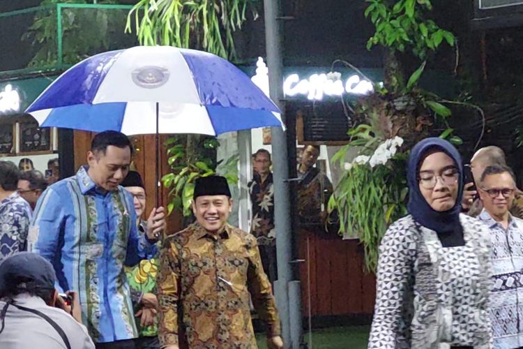 Ketua Umum Partai Demokrat Agus Harimurti Yudhoyono (AHY) menyambut Ketua Umum PKB Muhaimin Iskandar di kediaman Presiden ke 6 RI Susilo Bambang Yudhoyono (SBY) di Puri Cikeas, Bogor, Jawa Barat, Rabu (5/3/2023). 