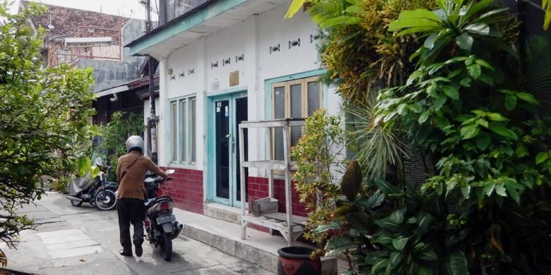 Rumah tempat kelahiran Proklamator Kemerdekaan RI Soekarno di Jalan Pandean IV, Peneleh, Surabaya, Jawa Timur,  tampak kurang terawat, Selasa (9/6/2015). Rumah itu juga sering tertutup sehingga masyarakat luas tidak sulit mengunjunginya. Pemerintah Kota Surabaya berencana membeli rumah itu supaya dapat dikelola dengan baik, tetapi sampai saat ini belum ada kesepakatan dengan pemilik rumah terkait harga.