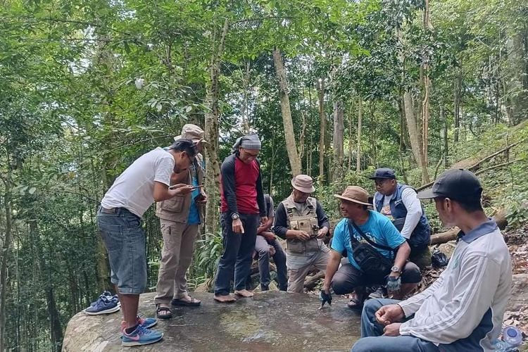 Tim ahli cagar budaya LATS sedang melihat dan meneliti situs batu tulis di desa Tepal, Sumbawa.