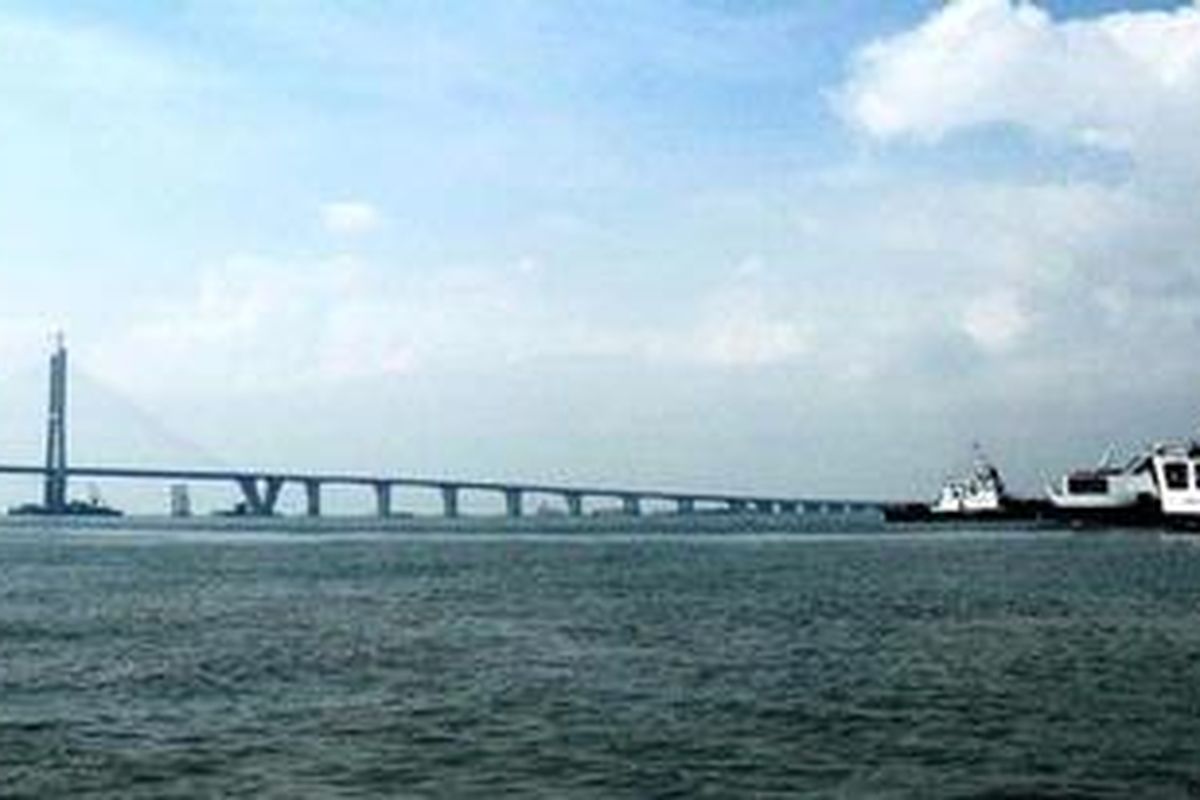 Jembatan Suramadu sudah menjadi ikon baru Jawa Timur. Selama ini jembatan penghubung Surabaya-Madura ini terlarang untuk pesepeda, tetapi Minggu (11/4/2010) besok, puluhan ribu pesera Kompas Green FunBike akan bisa merasakan sensasninya.