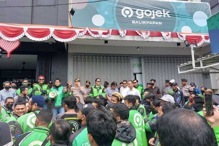 Ratusan driver ojol demo di kantor Gojek Balikpapan untuk meminta manajemen menghentikan penerimaan driver baru.