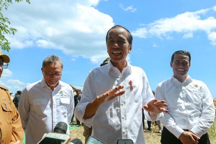 Presiden Republik Indonesia (RI) Joko Widodo bersama Menteri Pertanian (Mentan) Andi Amran Sulaiman saat meninjau panen raya jagung di Kabupaten Sumbawa, Kamis (2/5/2024).