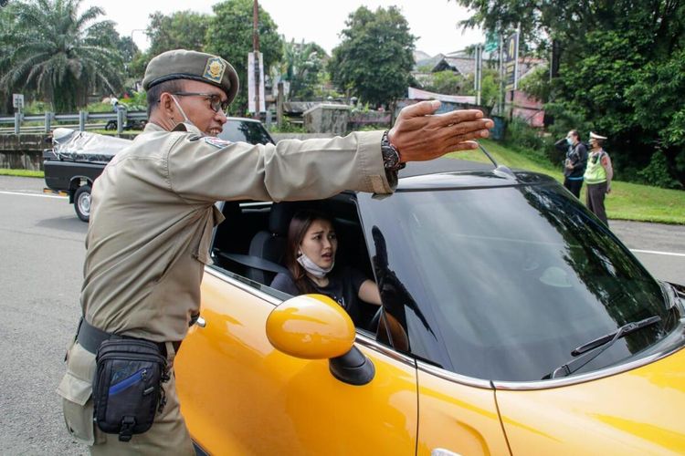 Artis Ayu Ting Ting terkena pemeriksaan sistem ganjil genap di pintu exit tol Jagorawi, Baranangsiang, Kota Bogor, Jawa Barat, Sabtu (6/2/2021)
