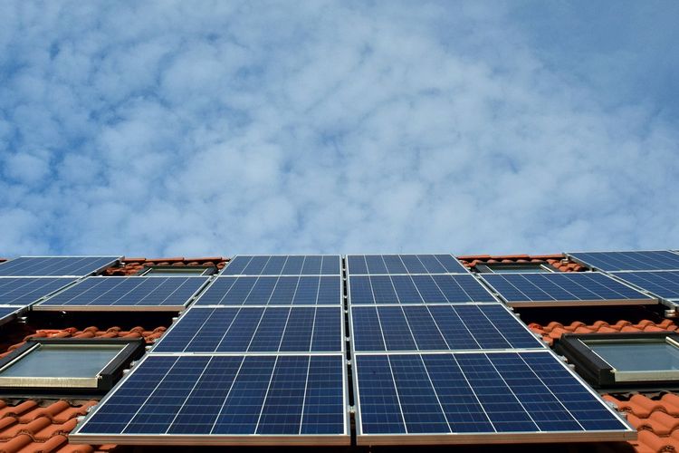 Ilustrasi panel surya, pembangkit listrik tenaga surya atau PLTS Atap. 